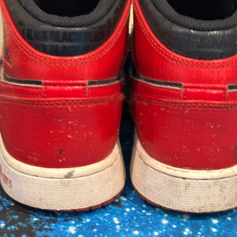 Jordan 1 Mid GS Bred Text Black Red White DM9650-001 Size 7Y Mens 7 Womens 8.5